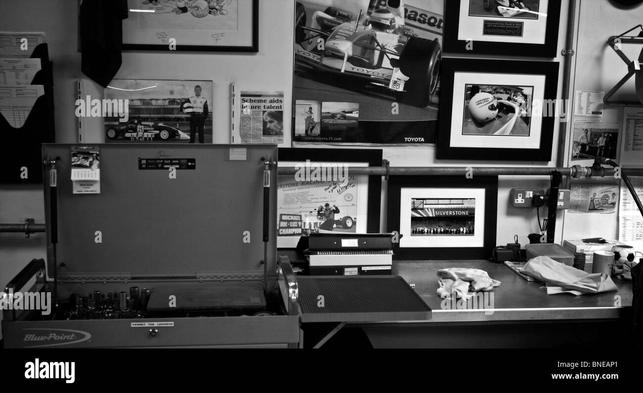 Eine Bank in einer Garage in Silverstone Circuit, England. Stockfoto