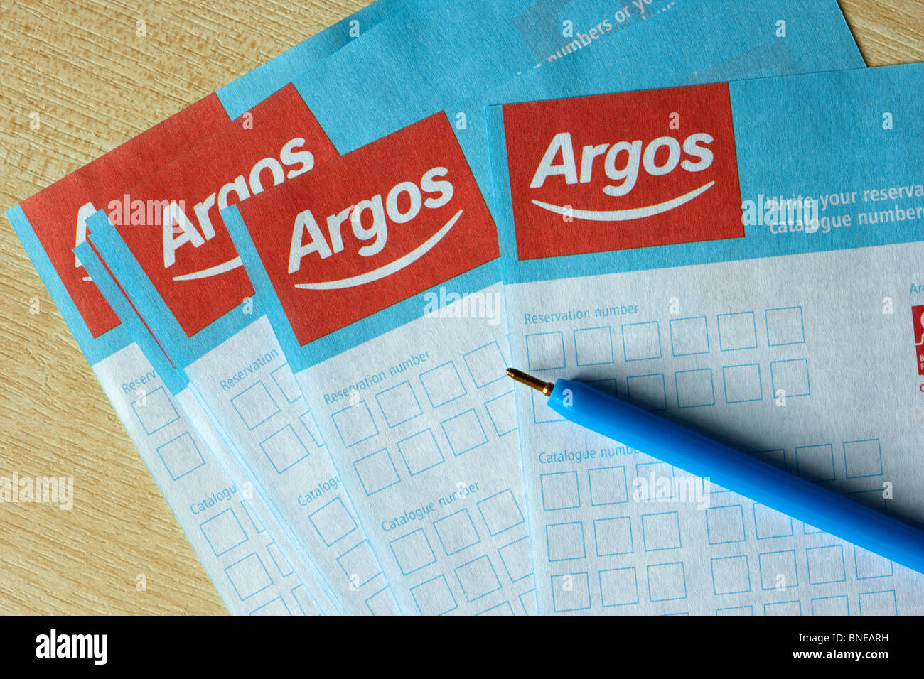 Argos Reservierung oder Katalog Nummer Bestellformulare mit Stift Stockfoto