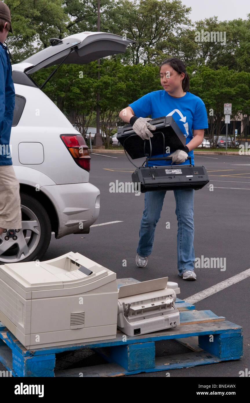 Studenten der Ingenieurwissenschaften an der University of Texas koordinieren ein "E-Waste-Drive" zum Recycling von alten Computern und Elektronik Stockfoto