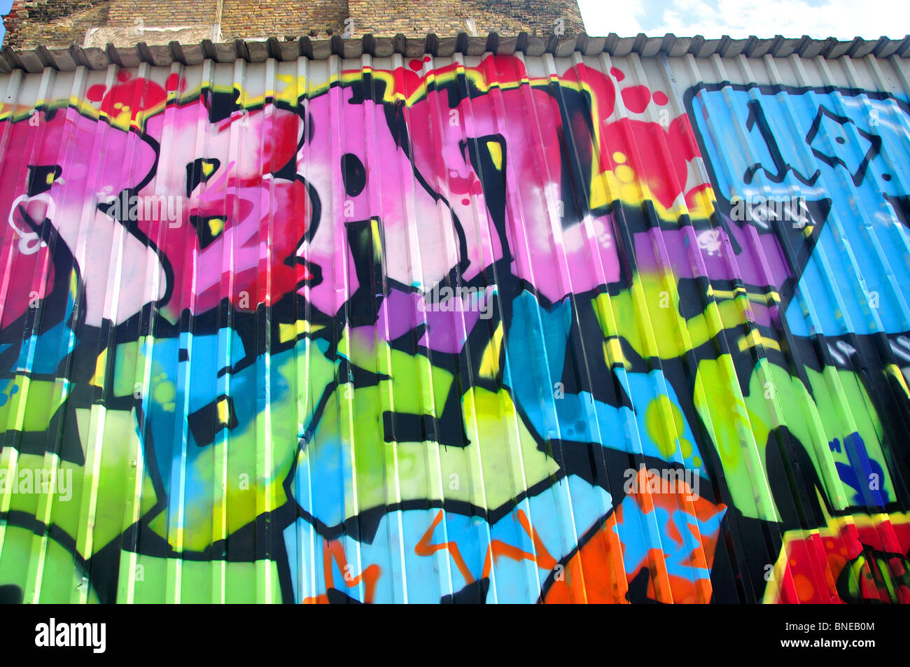 Graffiti an Wänden, Brick Lane Market, Spitalfields, London Borough of Tower Hamlets, London, England, Vereinigtes Königreich Stockfoto