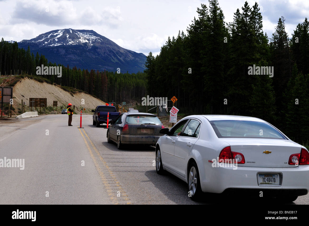 Schlange von Autos durch Bau blockiert. Saison. Kanada. Stockfoto