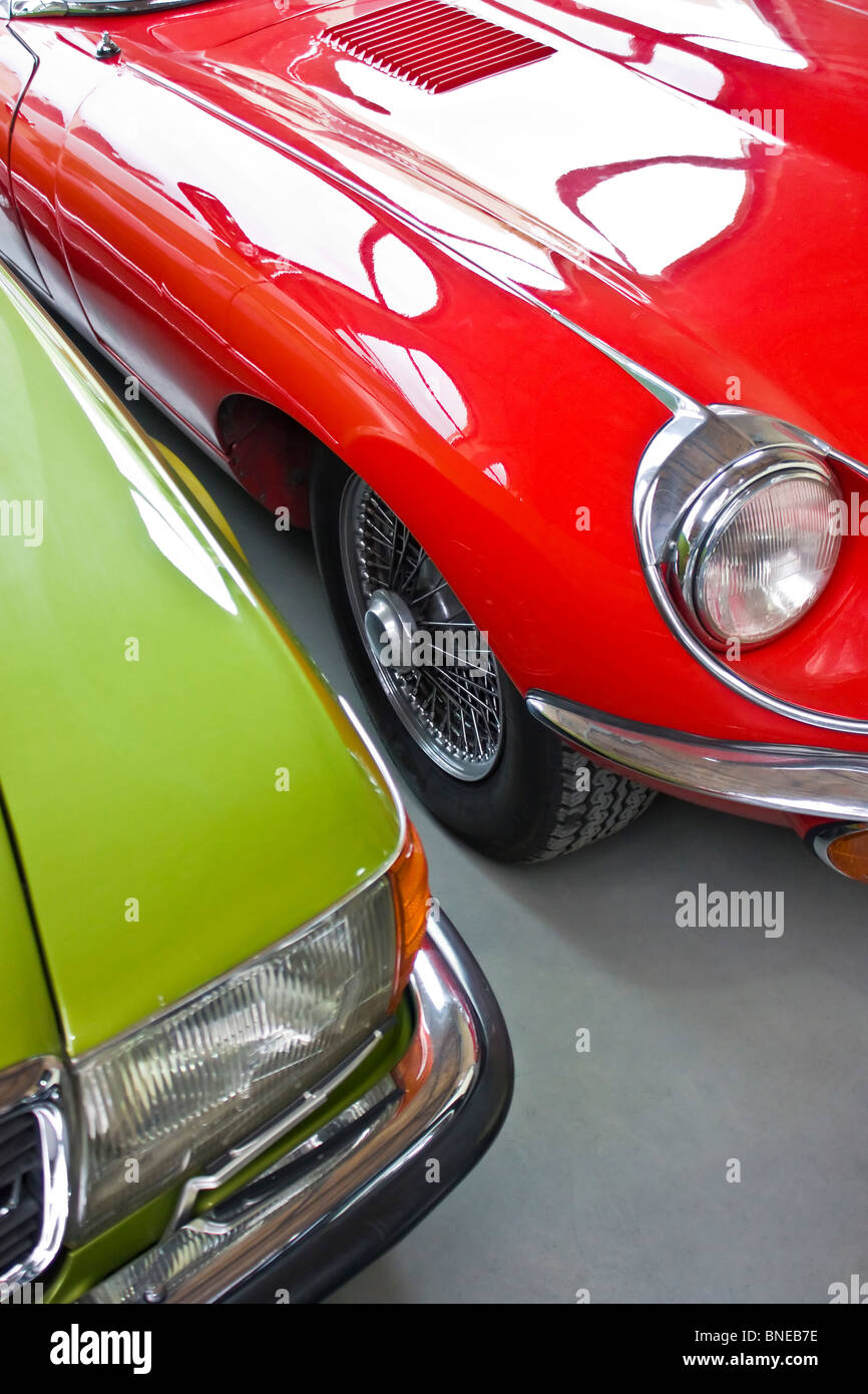 Englische Oldtimer in rot und alten deutschen Auto in grün Stockfoto