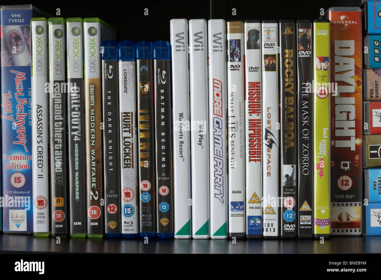 Reihe von DVD-Vhs Blu-Ray video Hüllen und Wii und xbox360 Video-Spiele auf einem Regal im Vereinigten Königreich Stockfoto