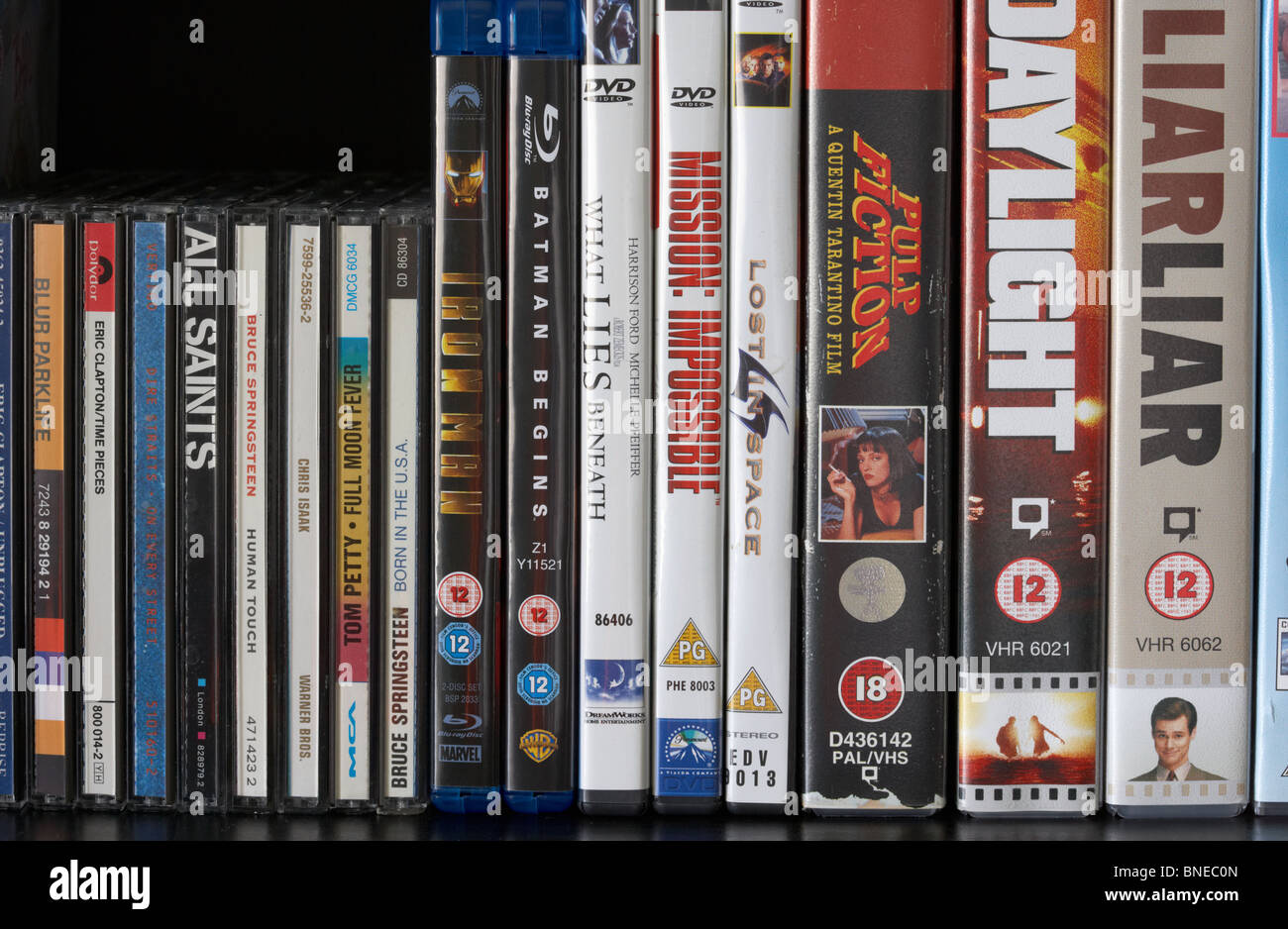 Reihe von DVD-Vhs Blu-Ray video Hüllen und cd-Alben auf einem Regal im Vereinigten Königreich Stockfoto