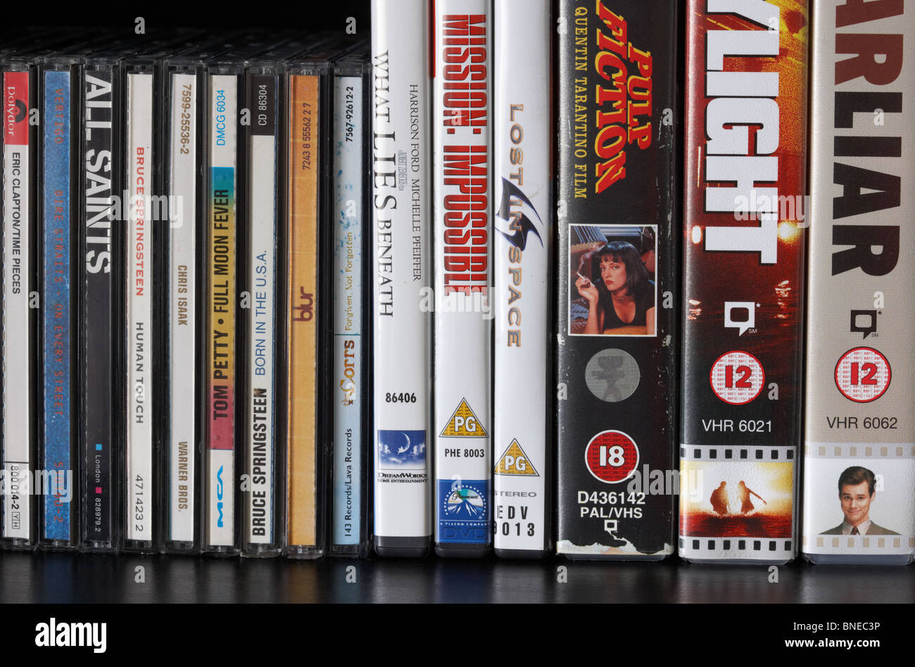 Reihe von DVD-Vhs-video-Hüllen und cd-Alben auf einem Regal im Vereinigten Königreich Stockfoto