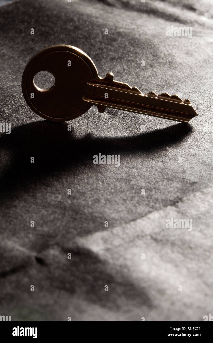 Goldene Schlüssel mit schwarzem Hintergrund Stockfoto