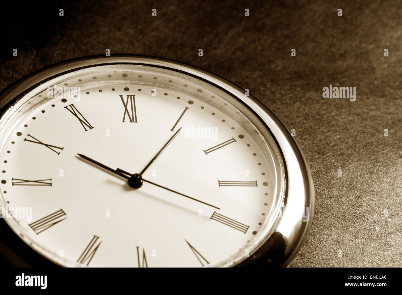 Uhr hautnah mit dunklem Hintergrund Stockfoto