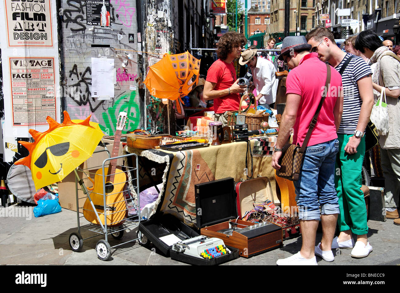 Antiquitäten-stall, Brick Lane Market, Spitalfields, The London Borough of Tower Hamlets, London, England, Vereinigtes Königreich Stockfoto