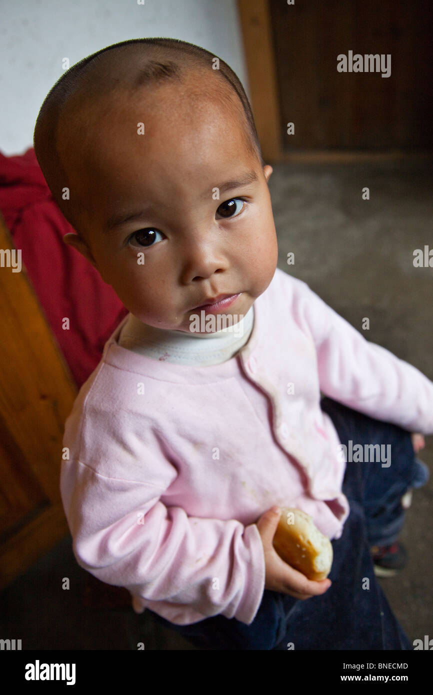 Yao Babymädchen in Dazhai Village, Longsheng, Provinz Guangxi, China Stockfoto