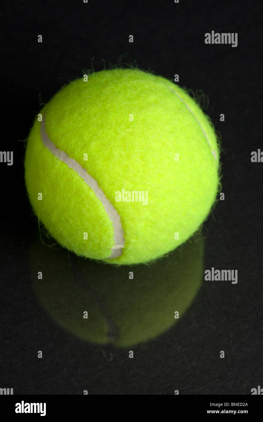 Tennisball mit schwarzem Hintergrund Stockfoto