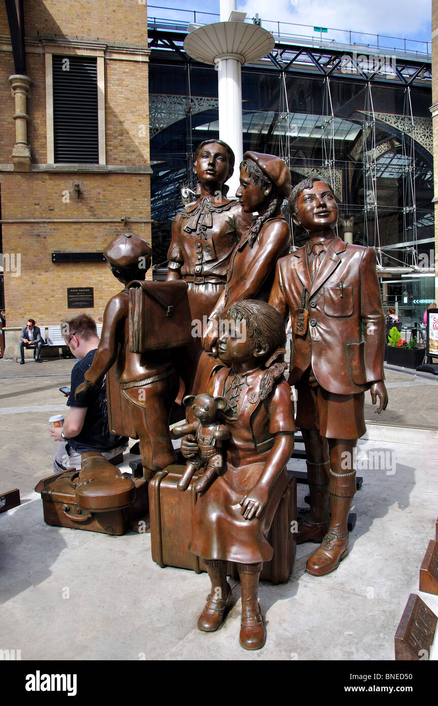 "Kinder für den Kindertransport" Statue, Hoffnung Platz, Liverpool Street Station, City of London, London, England, Vereinigtes Königreich Stockfoto
