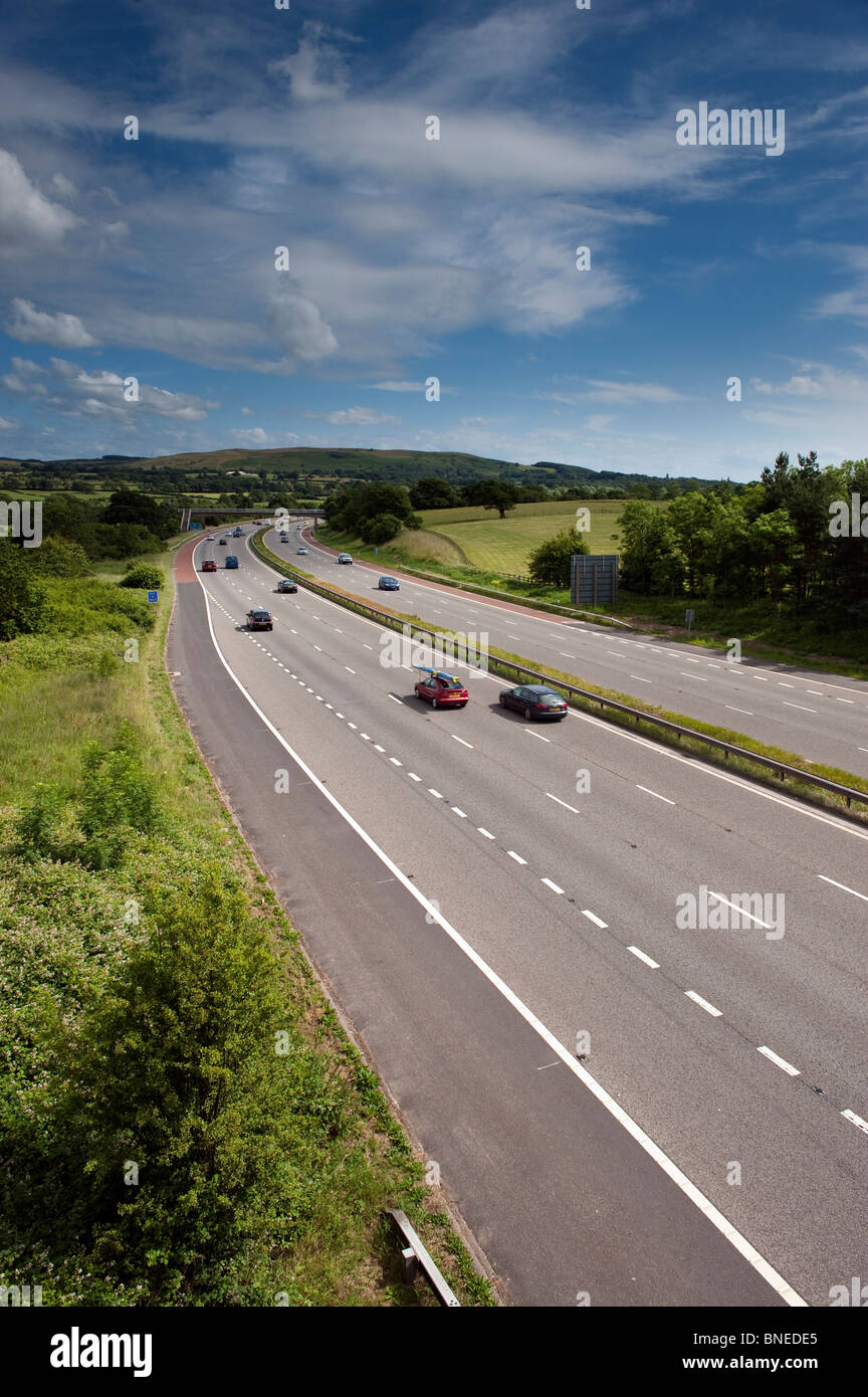 Autobahn M6 in der Nähe von Forton Dienstleistungen, durch die Landschaft laufen. Lancaster, Großbritannien Stockfoto