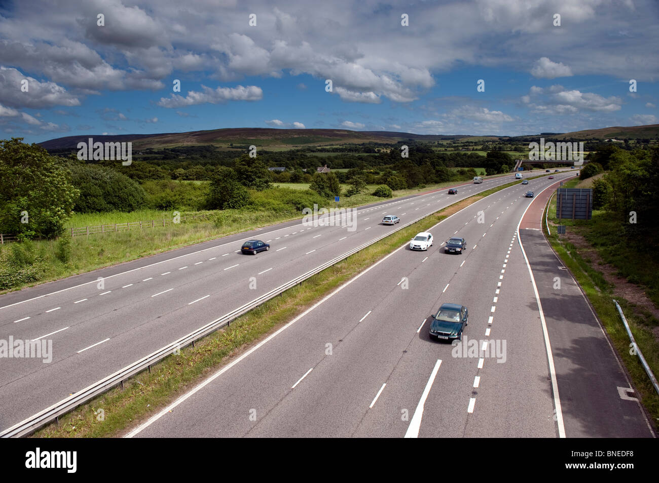 Autobahn M6 in der Nähe von Forton Dienstleistungen, durch die Landschaft laufen. Lancaster, Großbritannien Stockfoto
