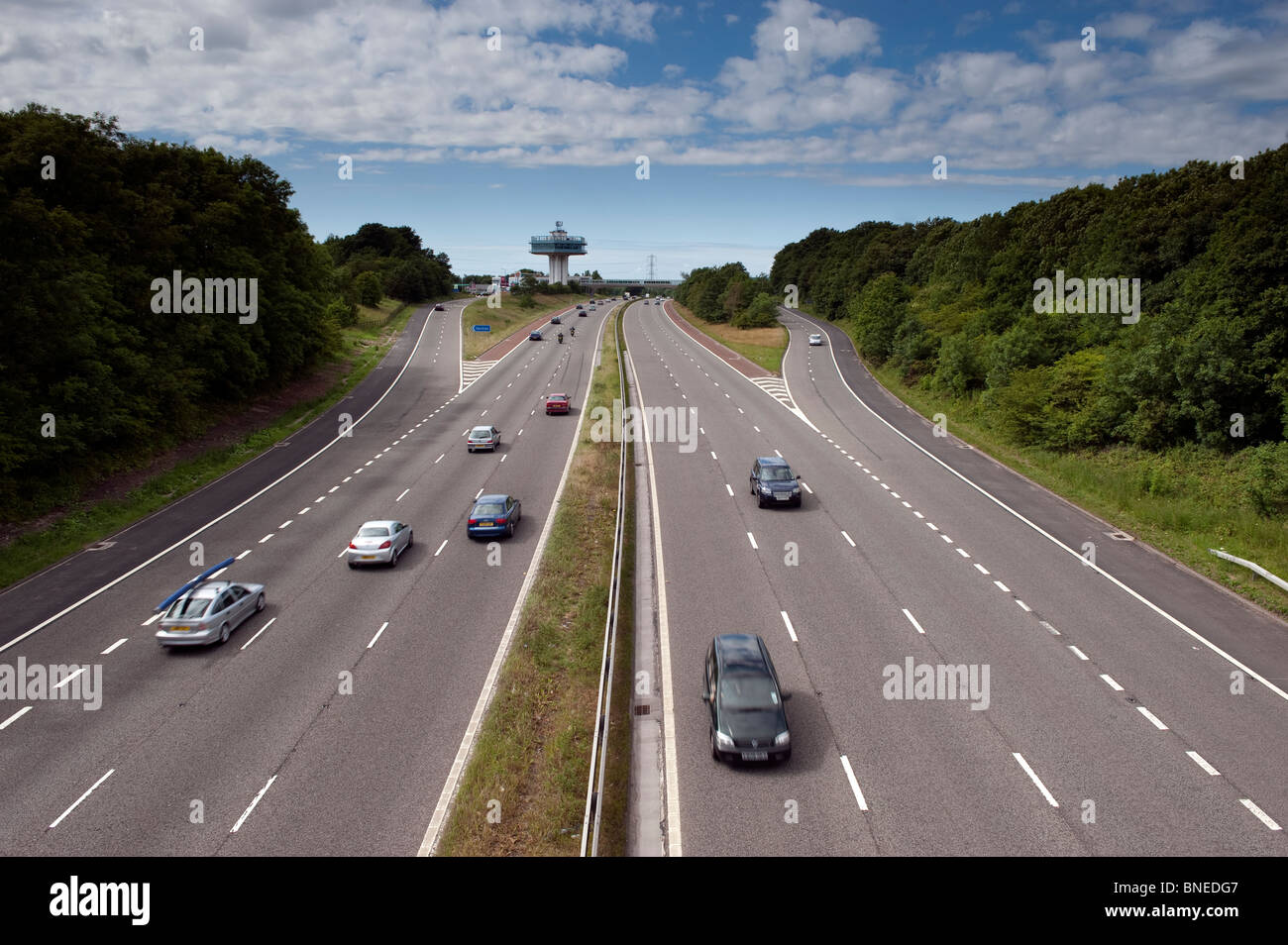 Autobahn M6 in der Nähe von Forton Dienstleistungen, durch die Landschaft laufen. Lancaster, Großbritannien Stockfoto