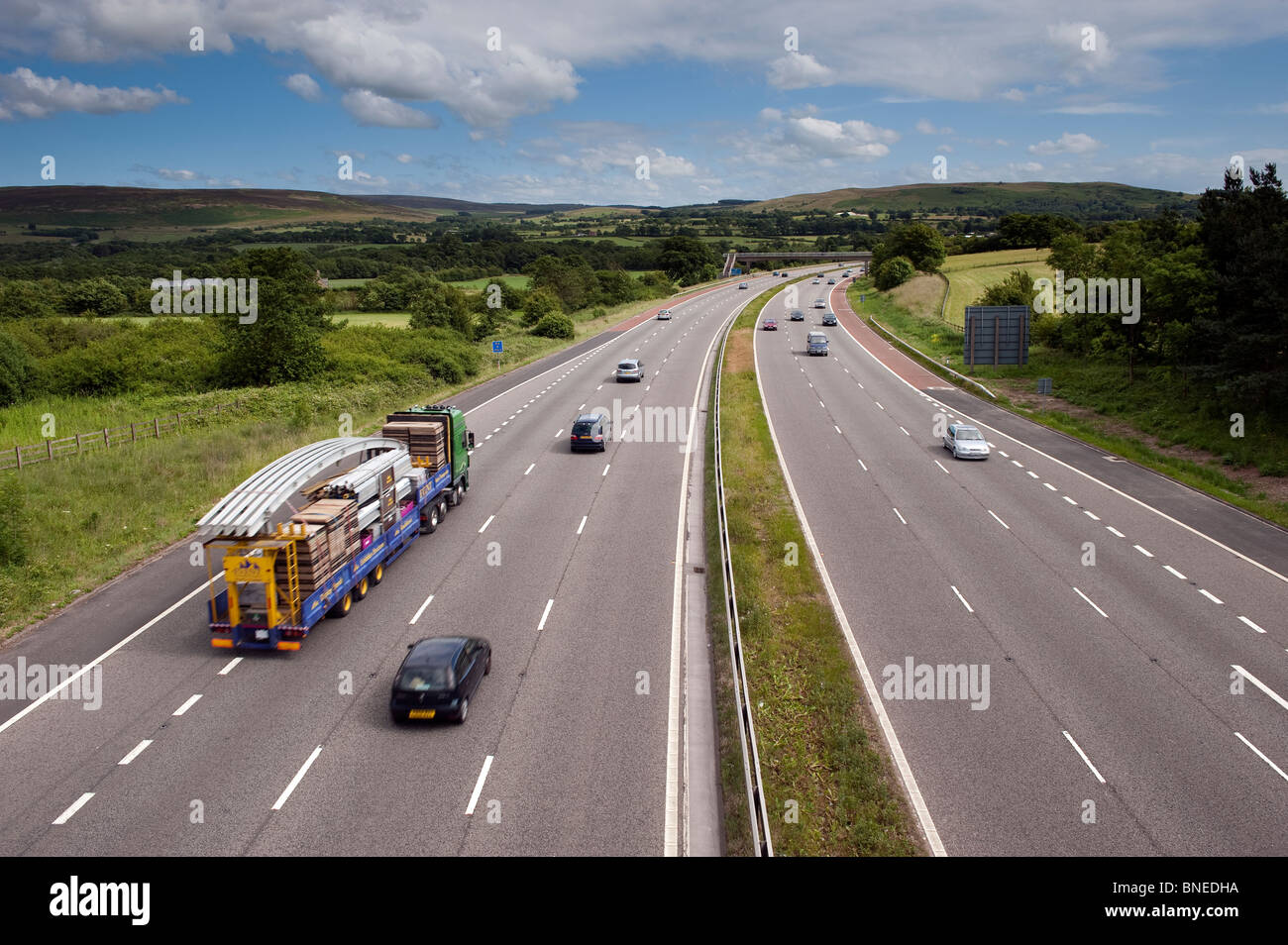Autobahn M6 in der Nähe von Forton Dienstleistungen, durch die Landschaft laufen. Lancaster, Großbritannien Stockfoto