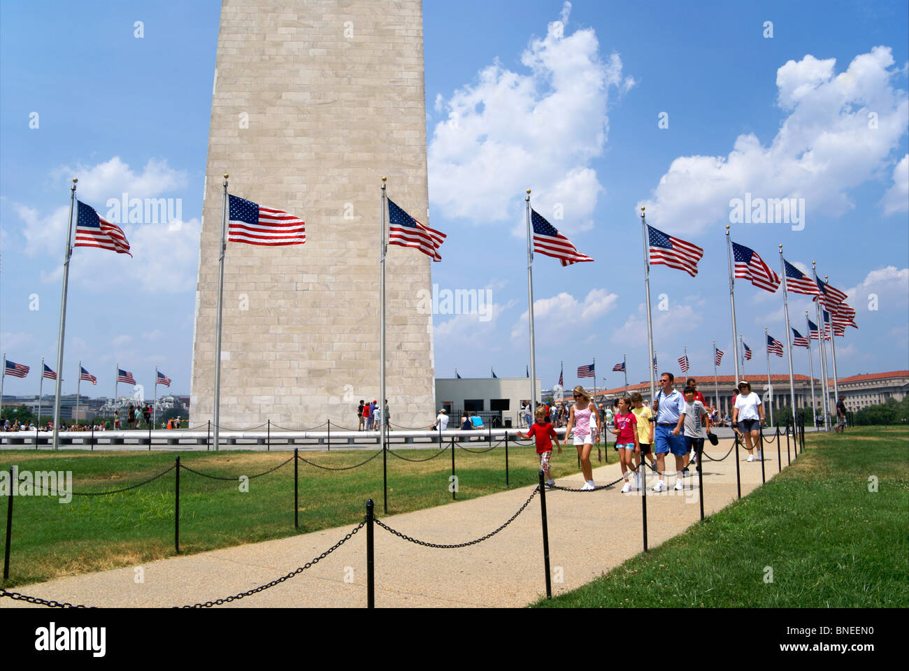 Washington Monument mit Familie Besucher in den Sommerferien, Washington DC Stockfoto