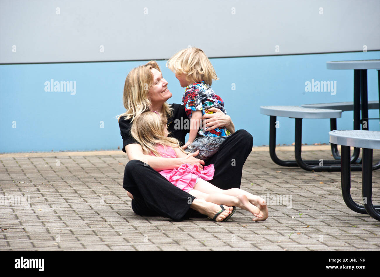 Glückliche Mutter umarmt ihre Tochter und Sohn in Texas, USA Stockfoto