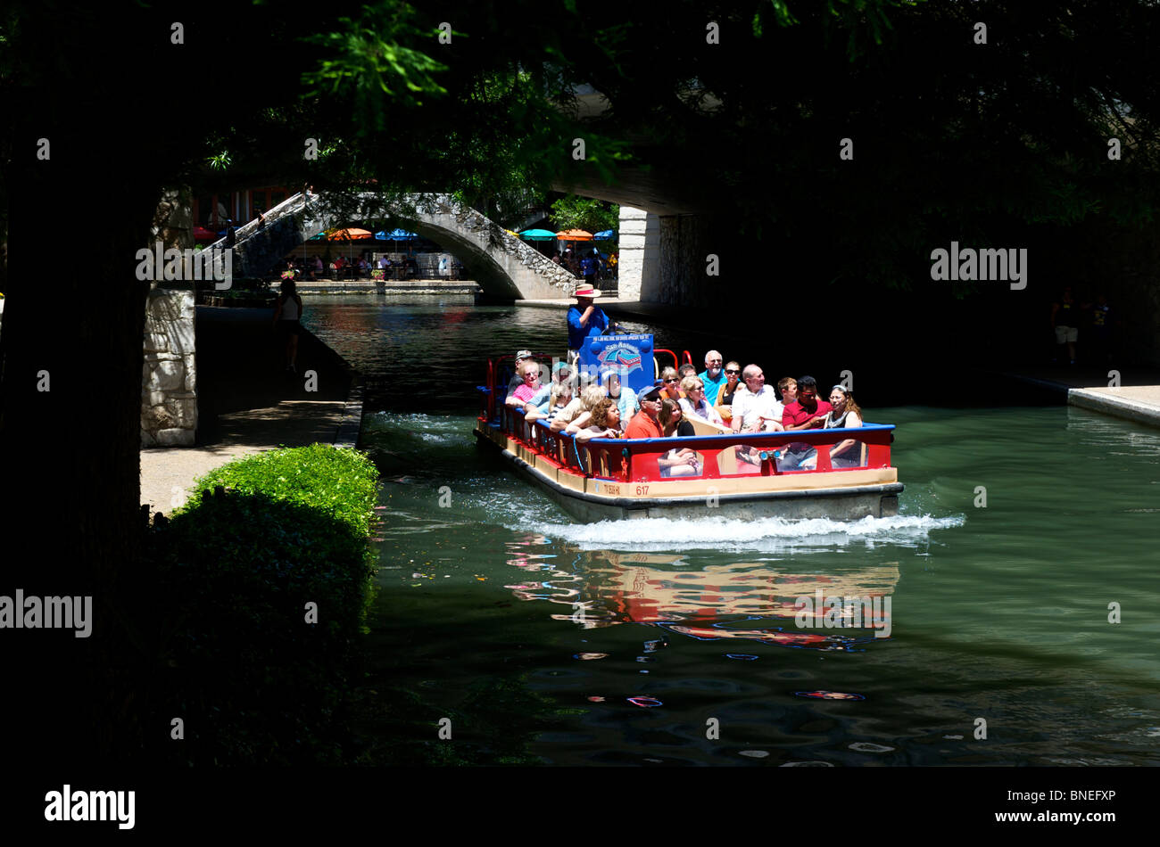 Tourist IN Bootsfahrt Sightseeing-Tour durch die Flusspromenade, San Antonio, Texas Stockfoto