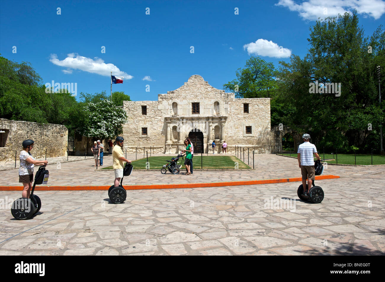 Touristen und Ausflügler auf Segways bei Alamo Mission, Symbol der Unabhängigkeit von Texas San Antonio, Texas, USA Stockfoto