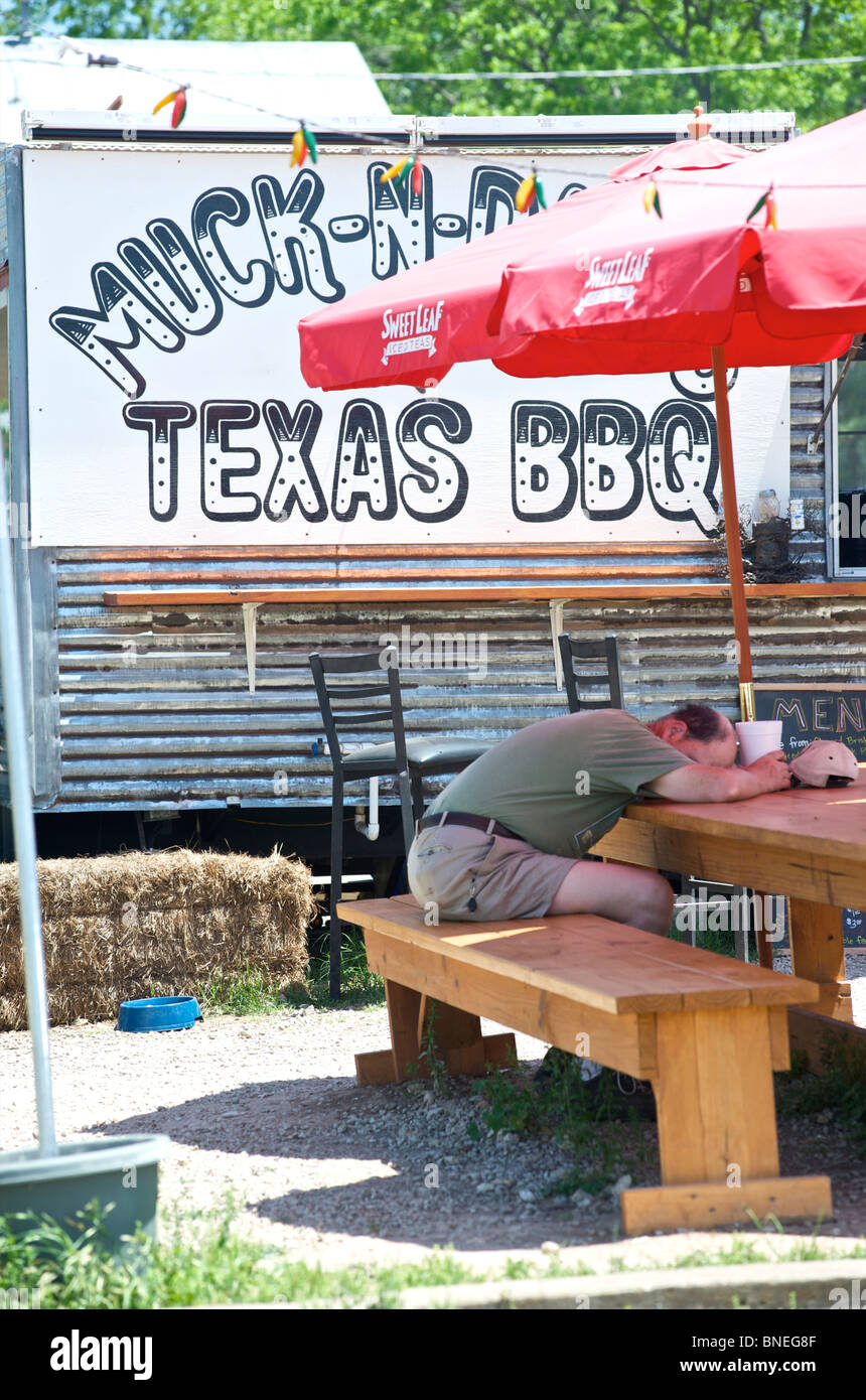 Mann schläft vor Anhänger Café Texas, USA Stockfoto