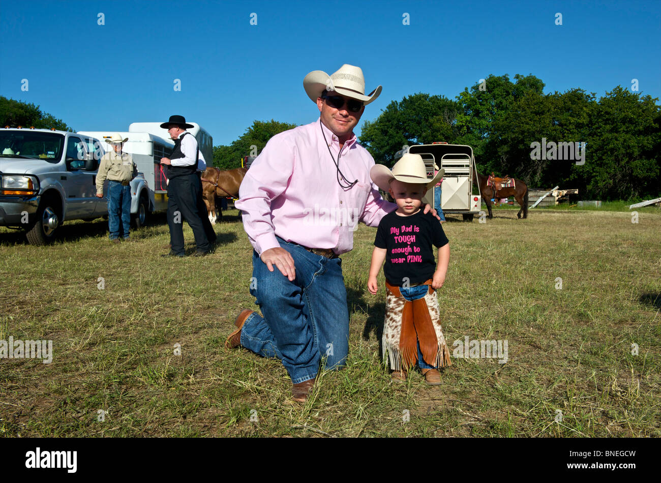 Vater und Sohn posiert für die Kamera bei PRCA Rodeo, Kleinstadt Bridgeport, Texas, Nordamerika. USA Stockfoto