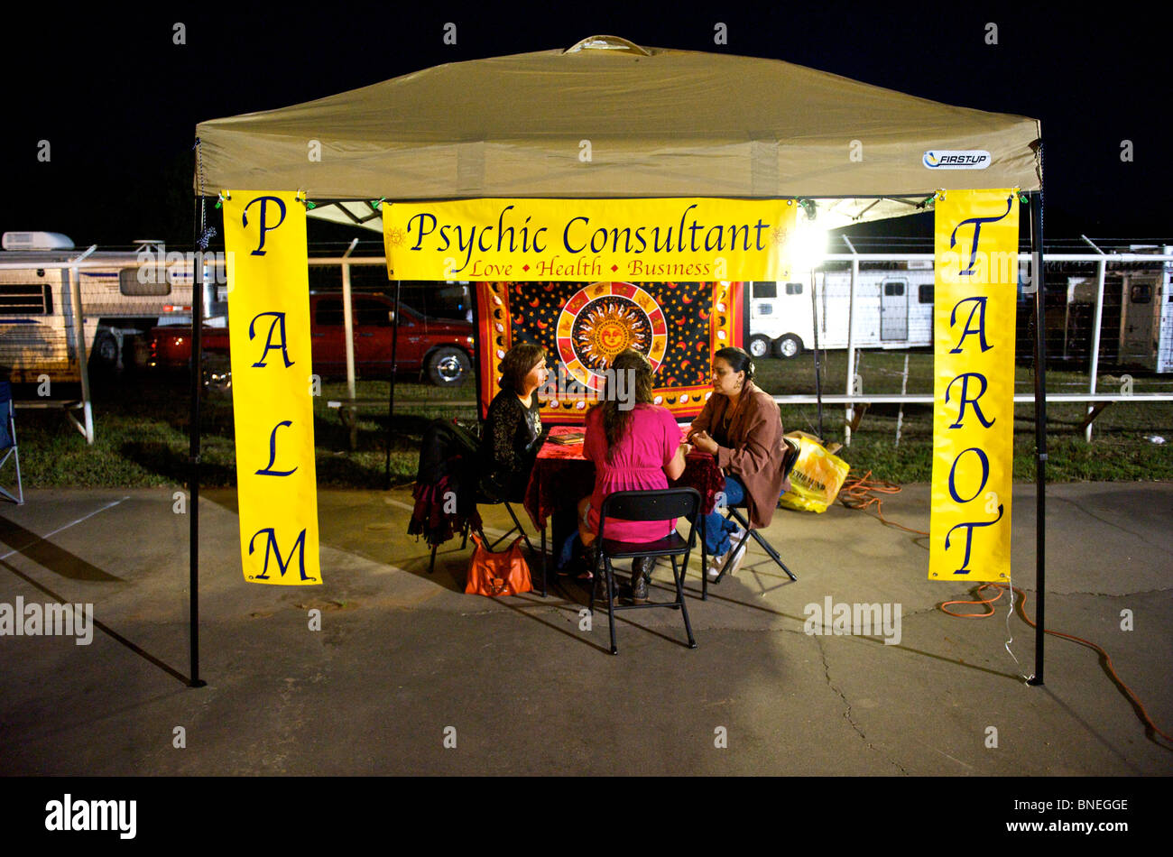 Tarot-Karte-Lesung im Städtchen PRCA Rodeo Texas, Bridgeport, USA Stockfoto