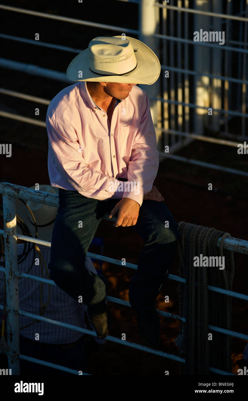 Cowboy sitzt auf Geländer und entspannen am PRCA Rodeo Veranstaltung in Bridgeport, Texas, USA Stockfoto