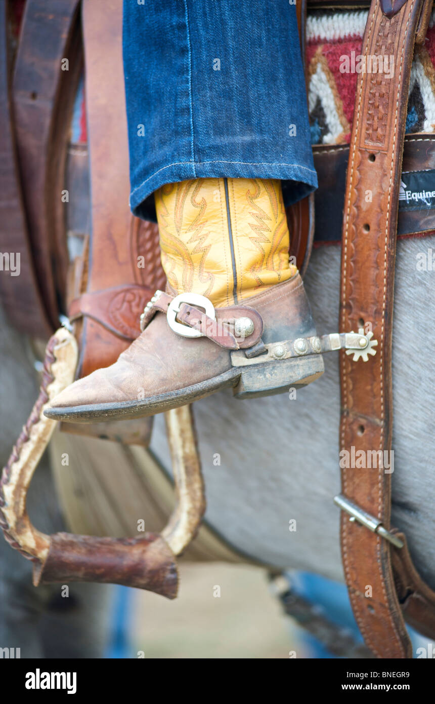 Stiefel und Sporen der Cowboy auf Pferd Stockfoto
