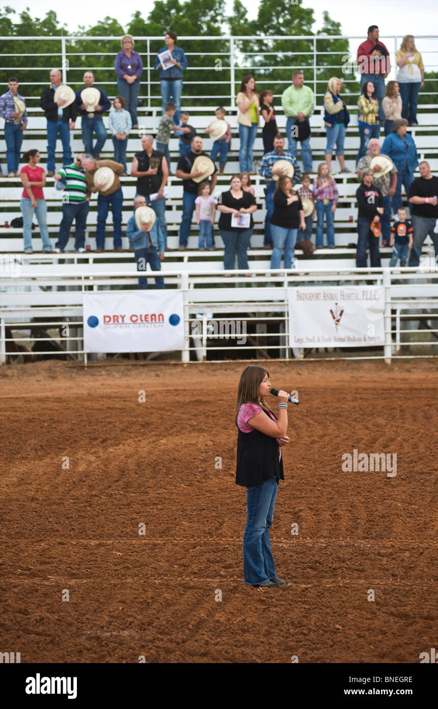 Singen die Nationalhymne in der Kleinstadt PRCA Rodeo, Bridgeport, Texas, USA Stockfoto