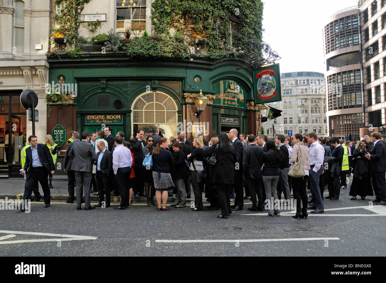 Menge von Menschen, die aus einem Gebäude in der Nähe von Liverpool Street Station London England UK evakuiert Stockfoto