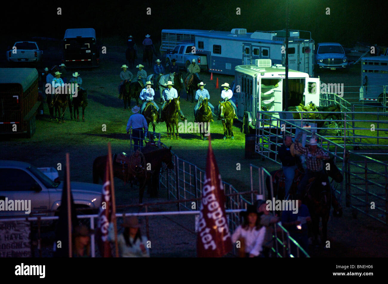 Cowboys und Cowgirls in ihrer Freizeit im backstage bei PRCA Rodeo in Smalltown Bridgeport, Texas, USA Stockfoto