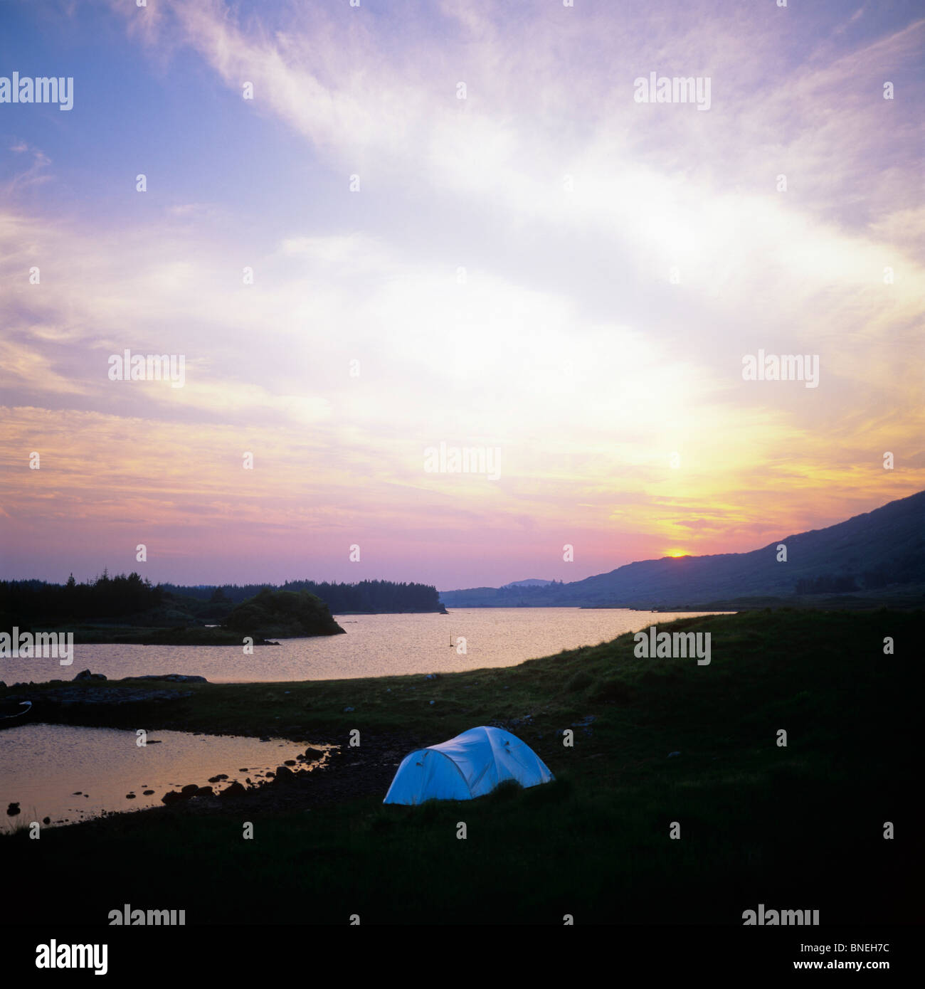 CAMPER ZELT OORID LOUGH LAKE BEI SONNENUNTERGANG CONNEMARA COUNTY GALWAY IRLAND, EUROPA Stockfoto