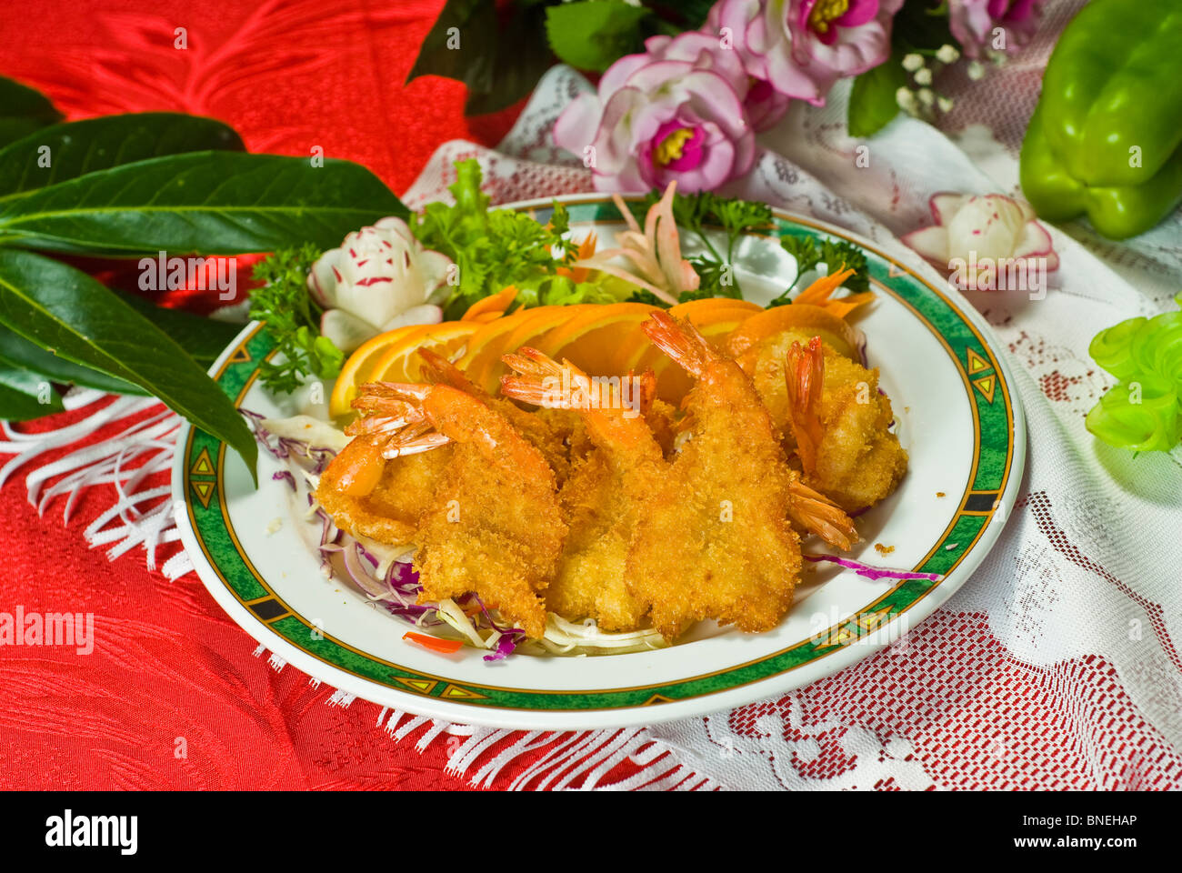 Chinesisches Essen auf einem Teller, asiatisches Restaurant, Nahaufnahme Stockfoto