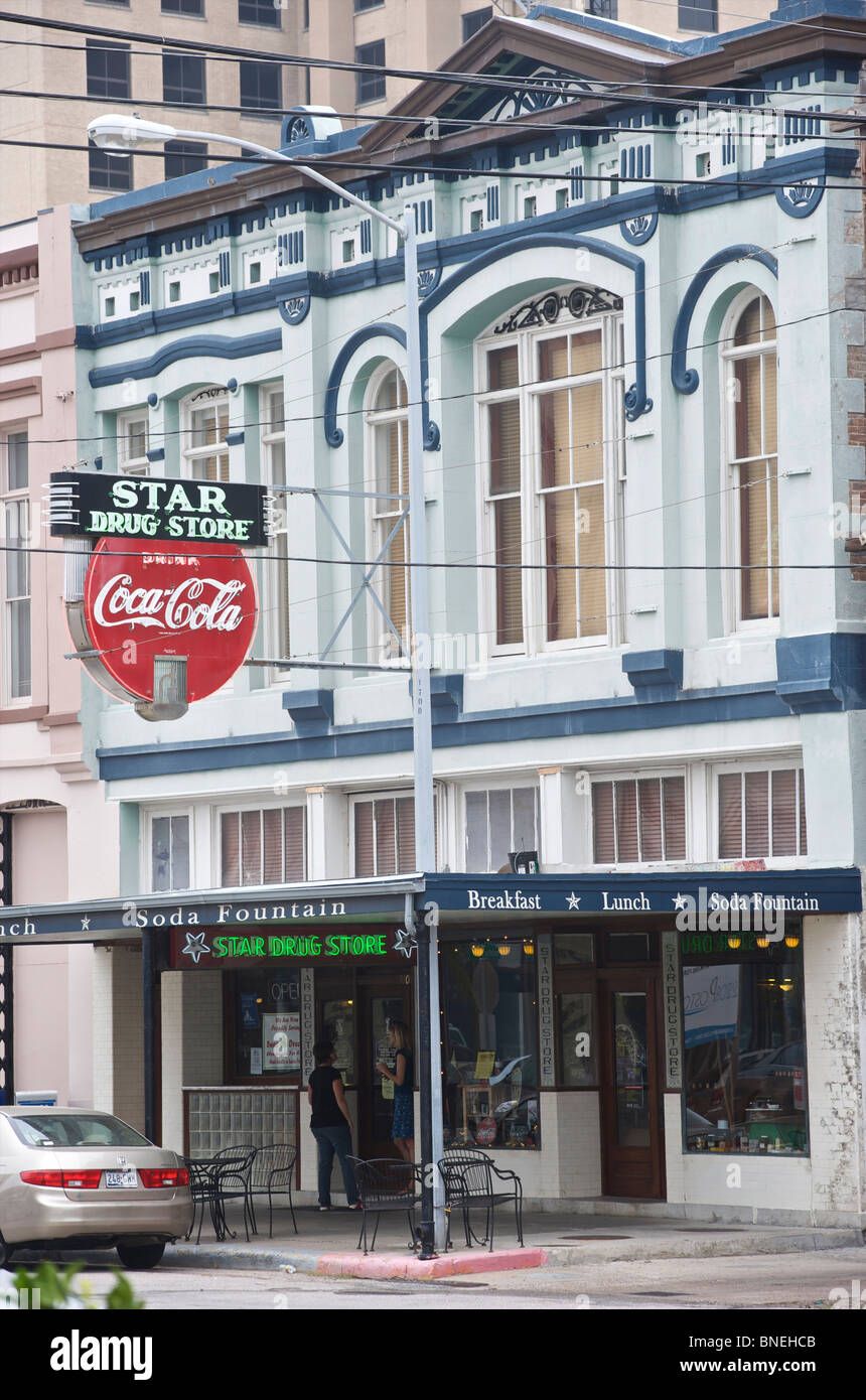 Berühmte Sterne Drogerie mit der ältesten Coca Cola Leuchtreklame Innenstadt in Galveston, Texas, USA Stockfoto