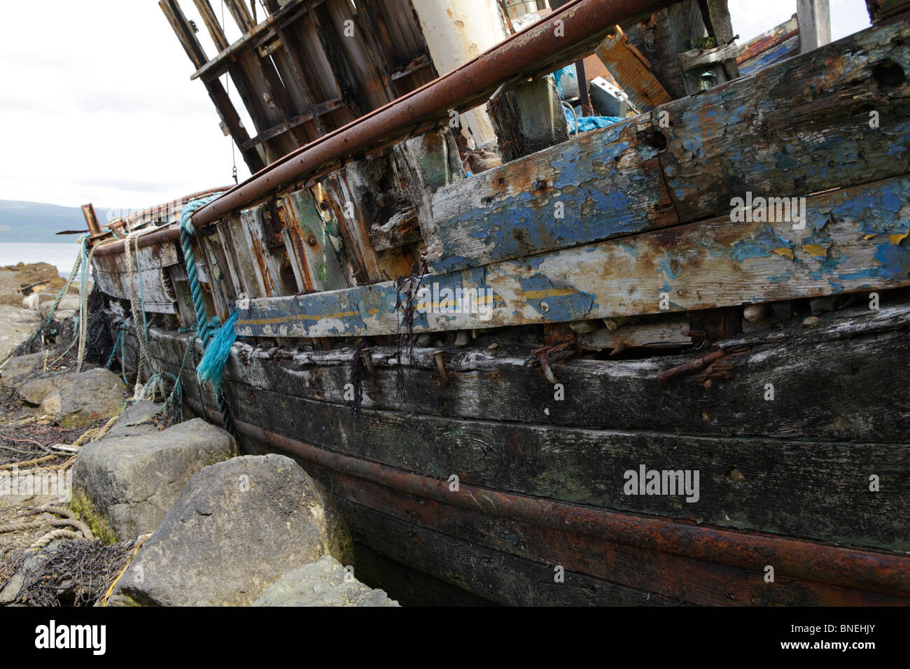 Ein altes zerstört Fischerboot gefesselt am Ufer Stockfoto