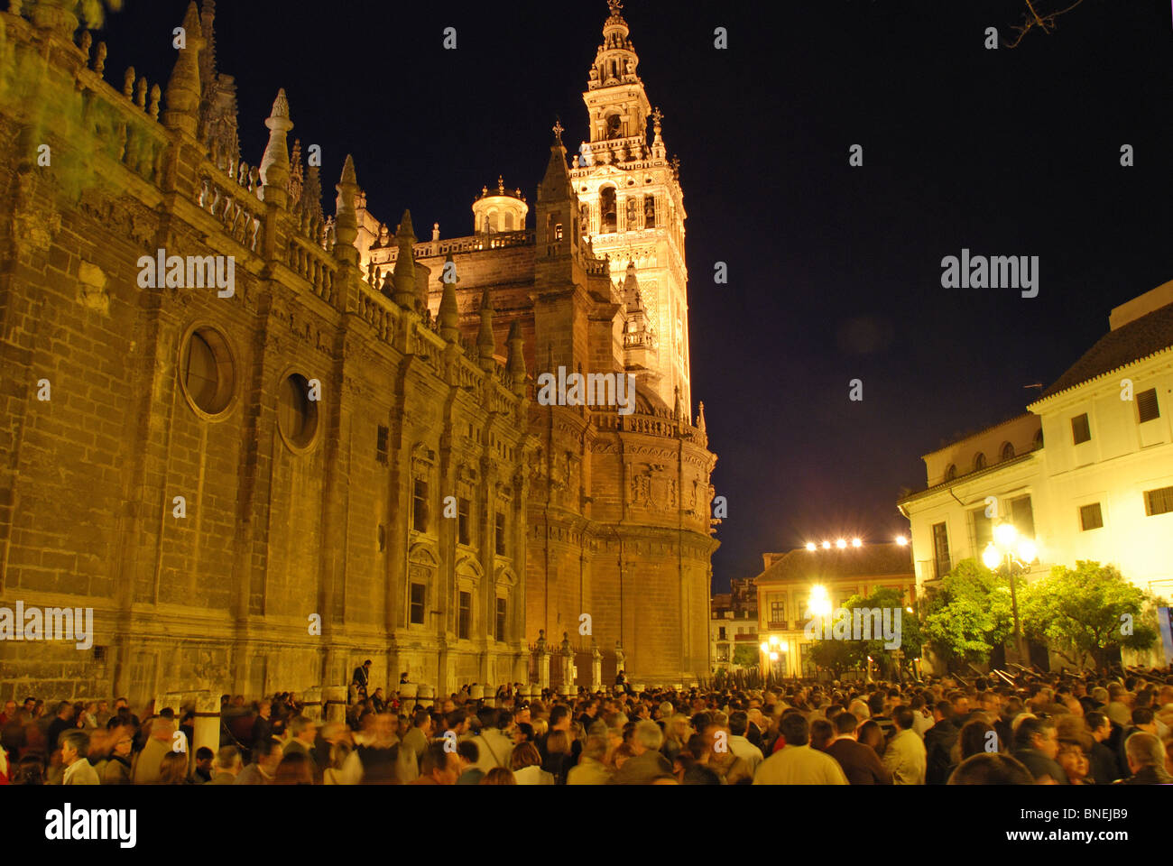 Santa Semana (Karwoche), drängen sich neben der Kathedrale, Sevilla, Provinz Sevilla, Andalusien, Spanien, Westeuropa. Stockfoto