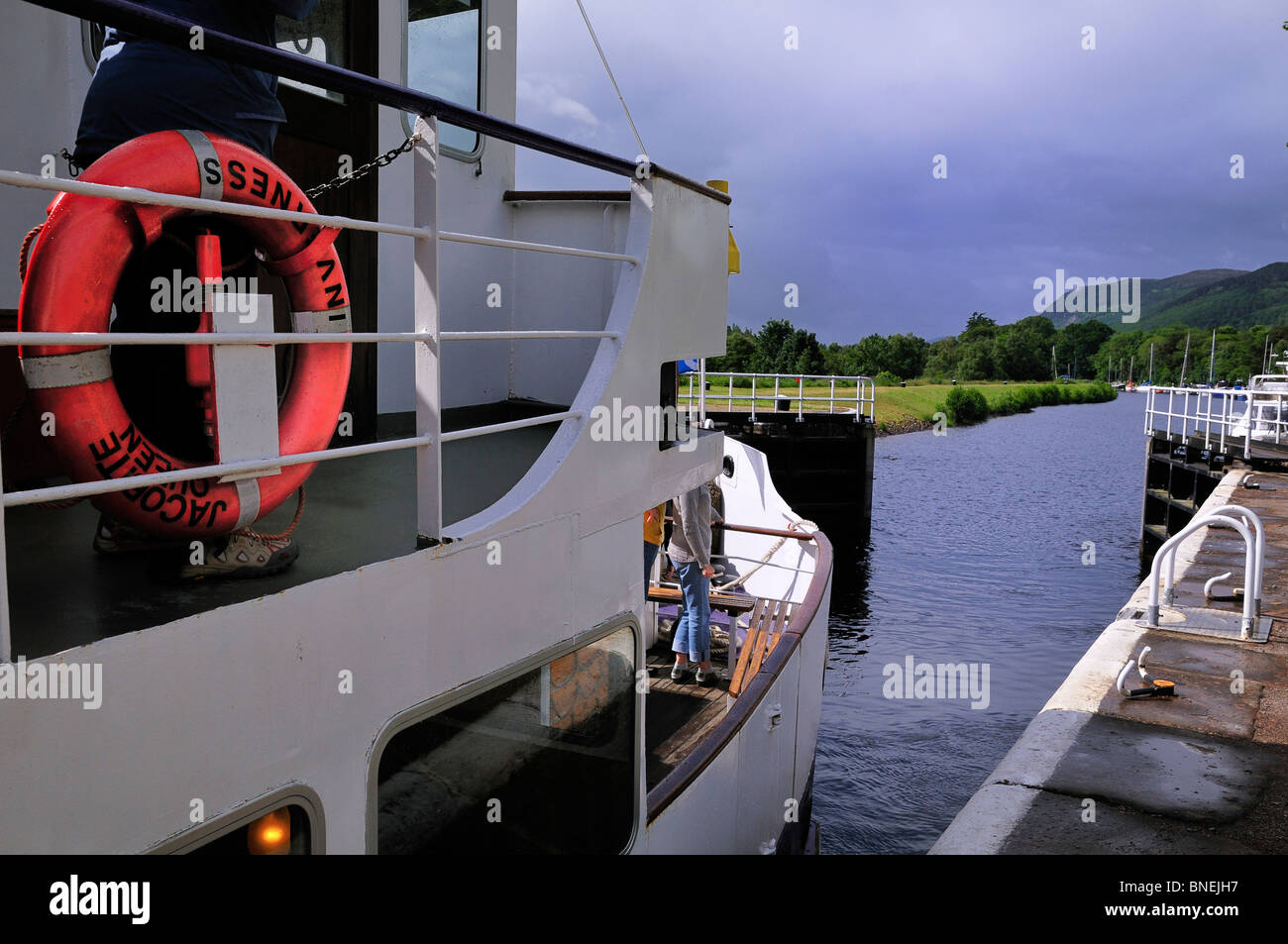Die Tore schwingen offen so dass die Jacobite Queen aus Inverness lassen eine Schleusenkammer auf der Caledonian Canal Stockfoto