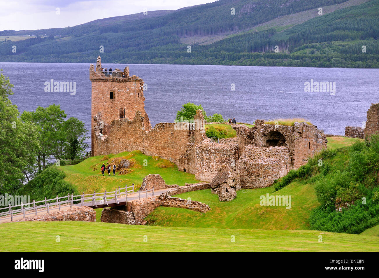 Besucher-Spaziergang durch die Ruinen von Urquhart Castle Stockfoto
