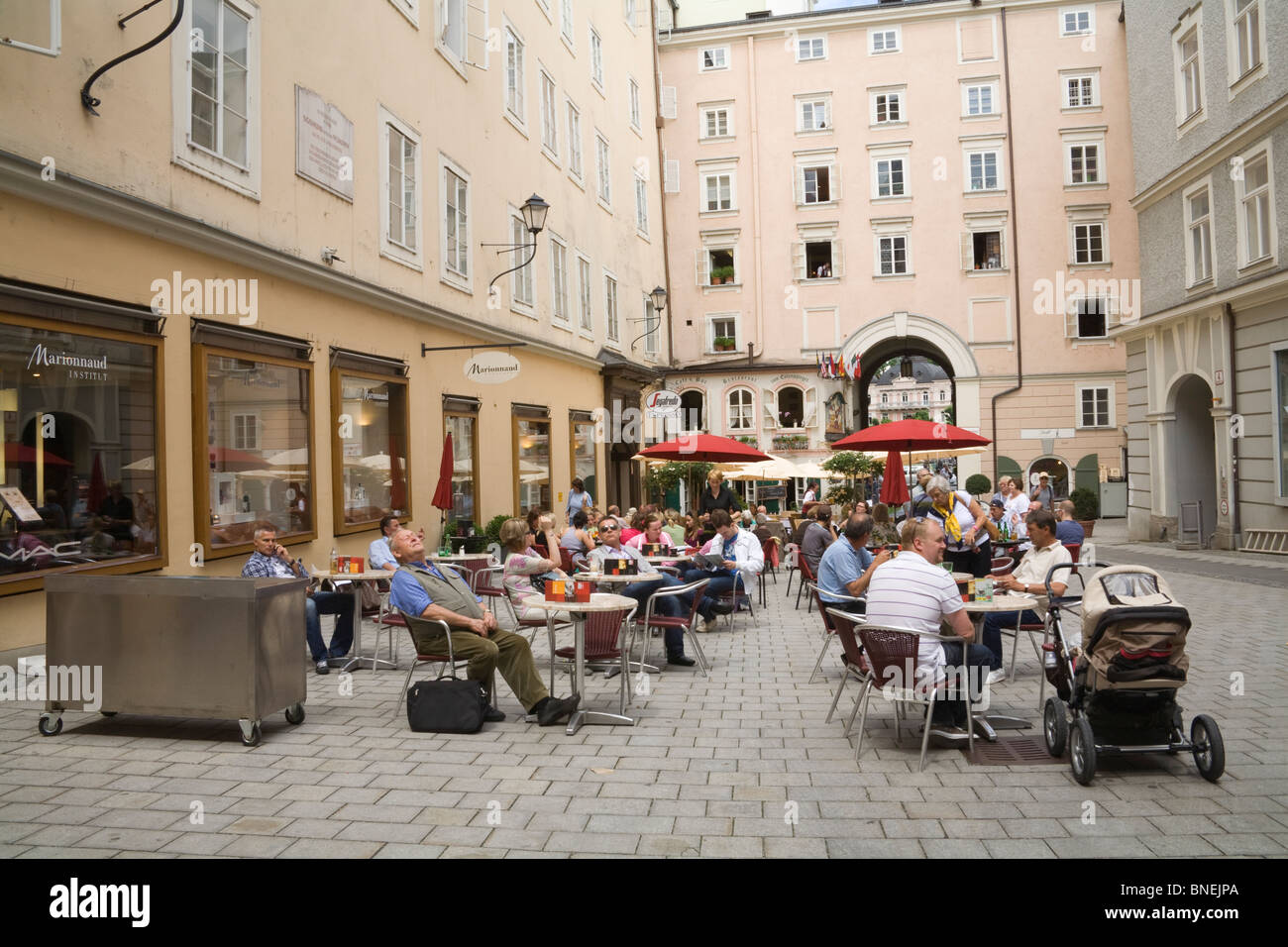 Salzburg Österreich EU-Touristen außerhalb Cafés und Restaurants in Hagenauer Platz Stockfoto