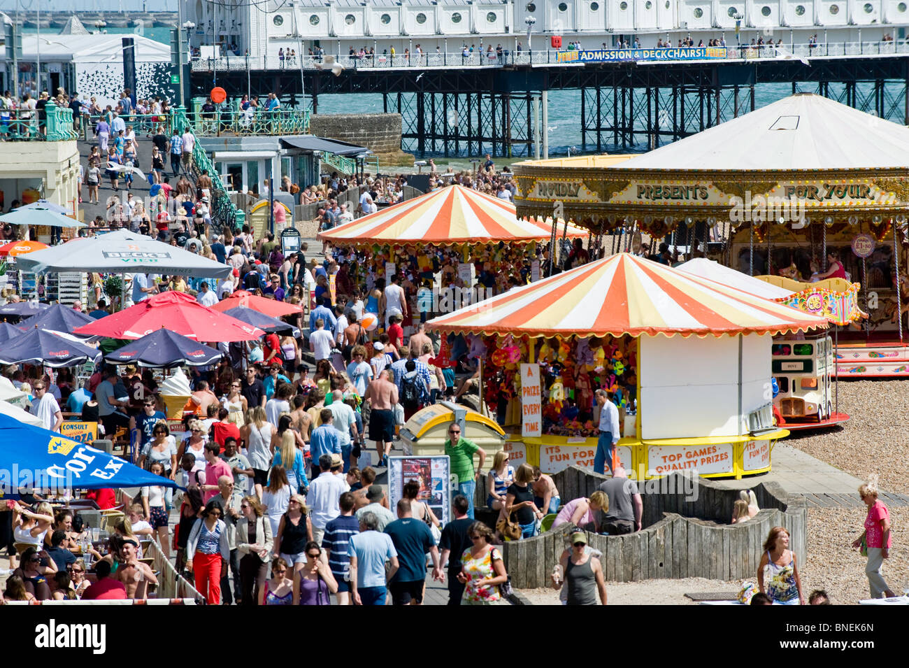 Direkt am Meer im Sommer, Brighton, East Sussex, Großbritannien Stockfoto