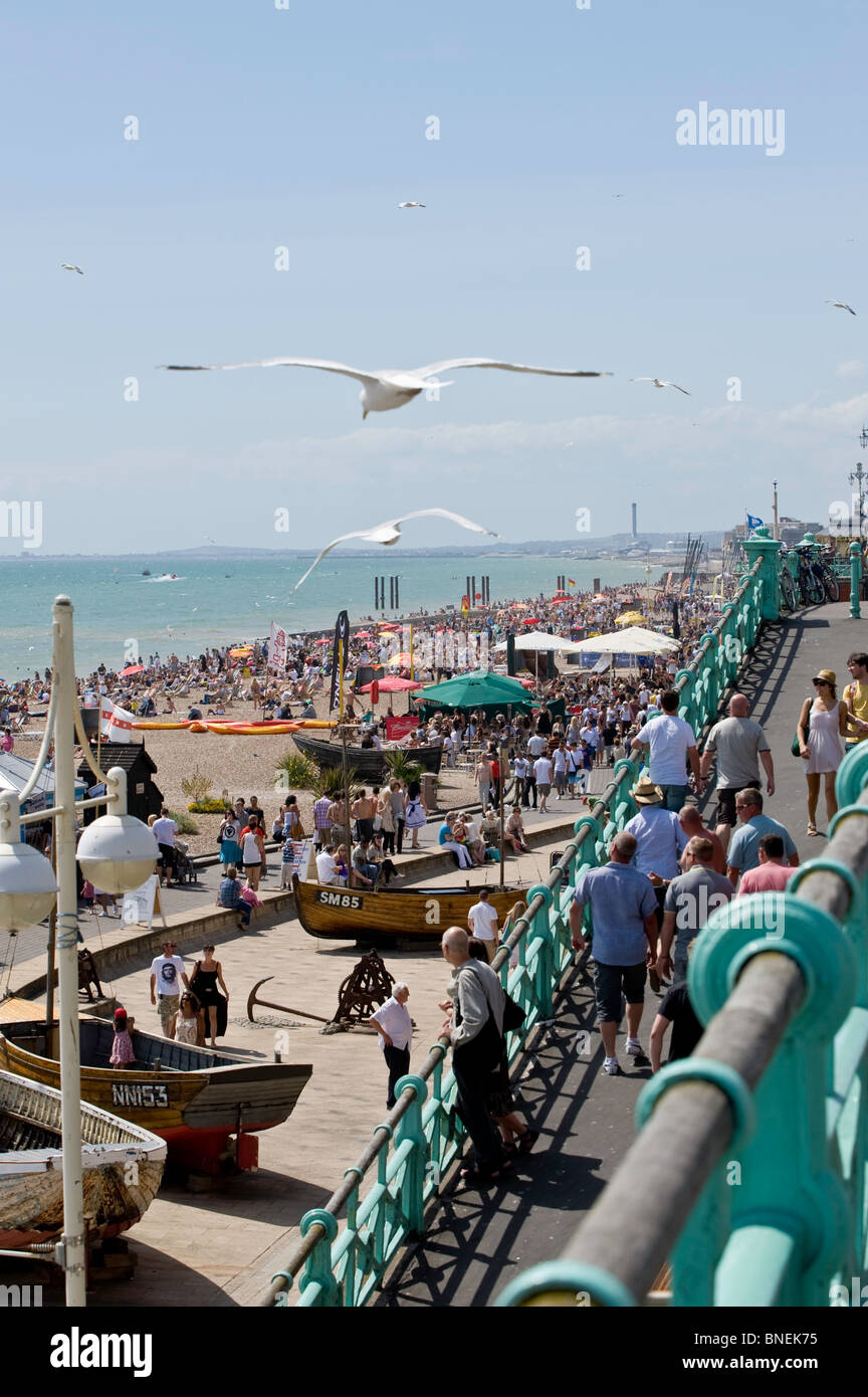 Direkt am Meer im Sommer, Brighton, East Sussex, Großbritannien Stockfoto