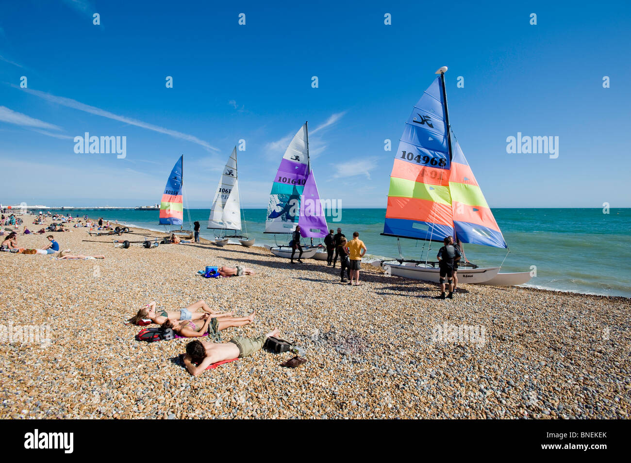 Segelboote am Strand, Brighton, East Sussex, Großbritannien Stockfoto