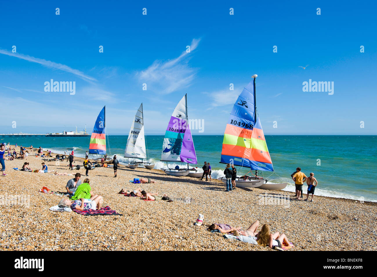 Segelboote am Strand, Brighton, East Sussex, Großbritannien Stockfoto