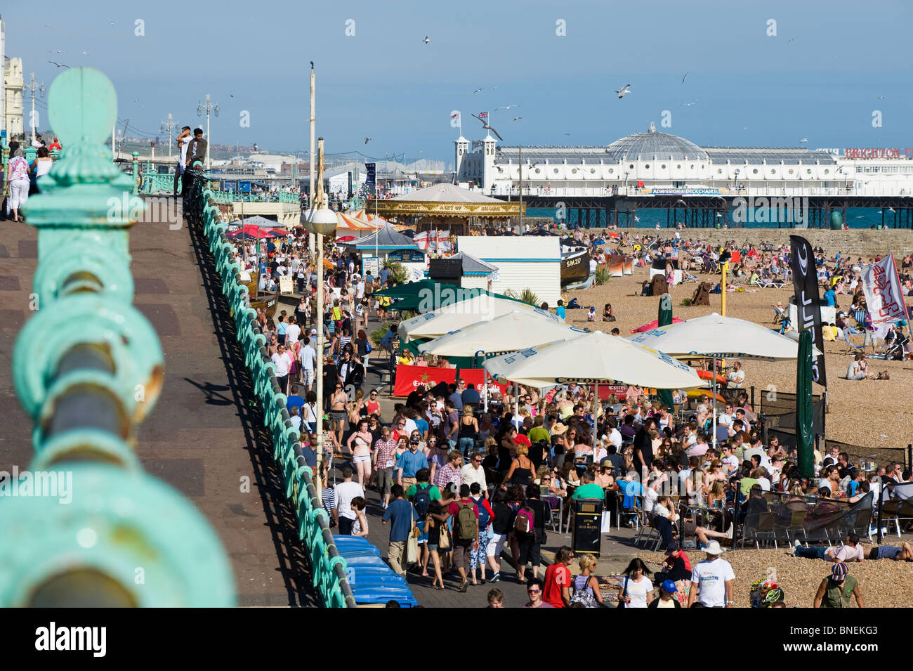 Überfüllten Strandpromenade und Kiesel Strand, Brighton, East Sussex, Großbritannien Stockfoto