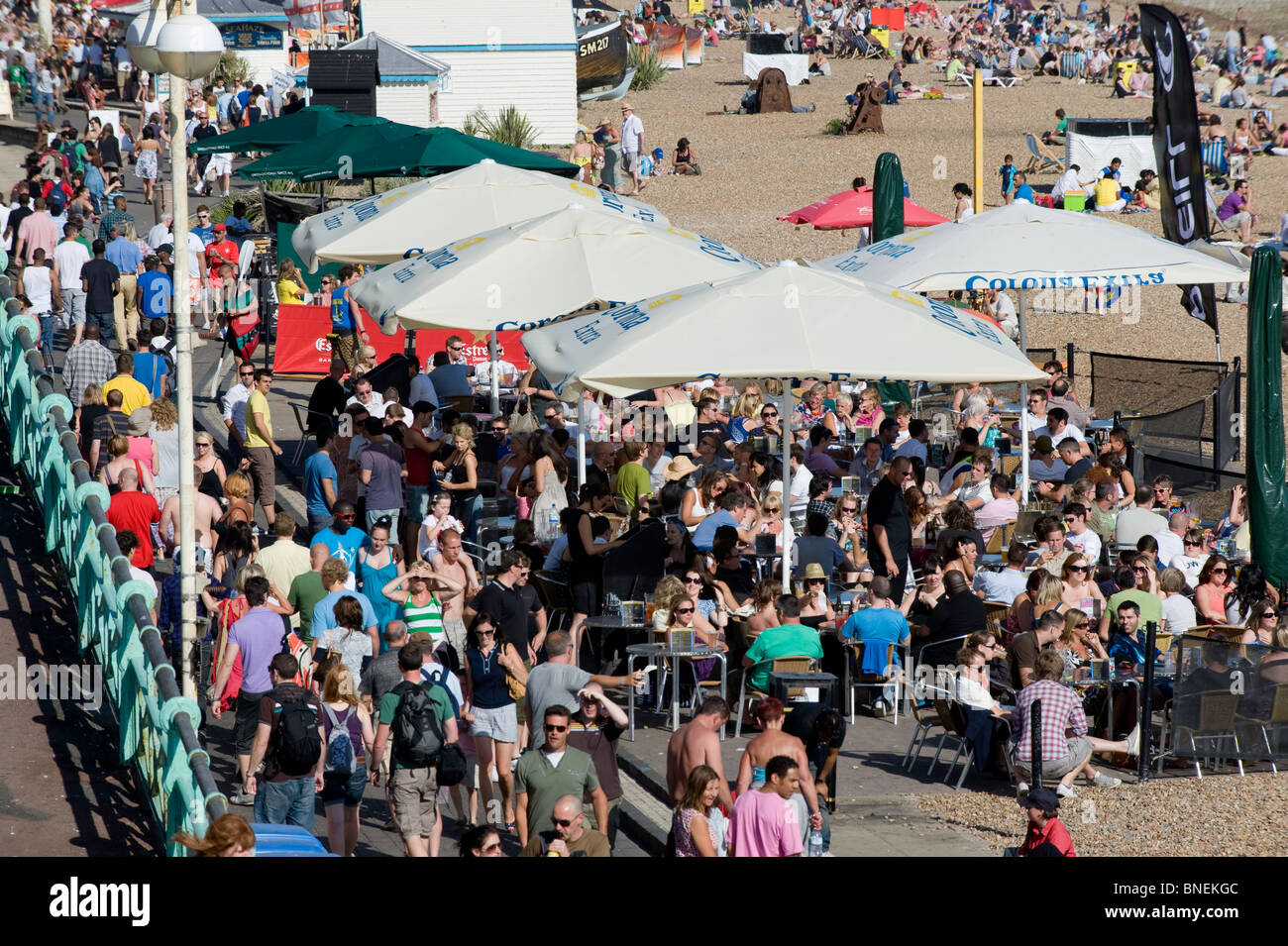 Überfüllten Strandpromenade und Kiesel Strand, Brighton, East Sussex, Großbritannien Stockfoto