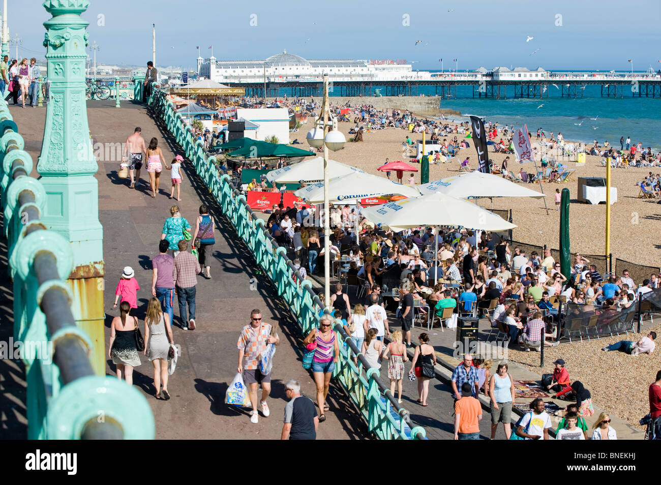 Überfüllten Strandpromenade und Kiesel Strand, Brighton, East Sussex, Großbritannien Stockfoto