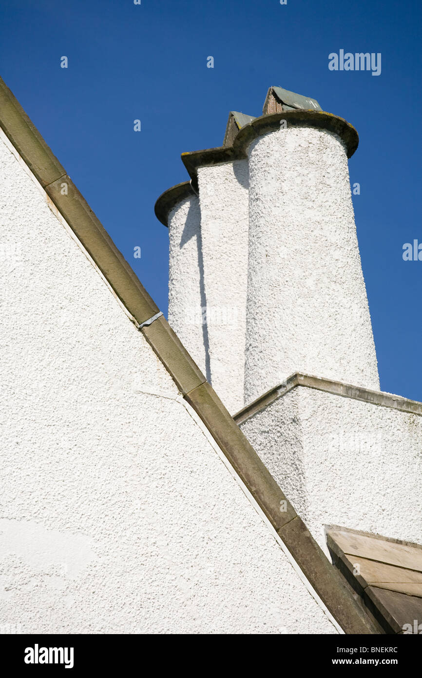 Vernacular Schornsteine auf Bowness Haus, Cumbria Stockfoto