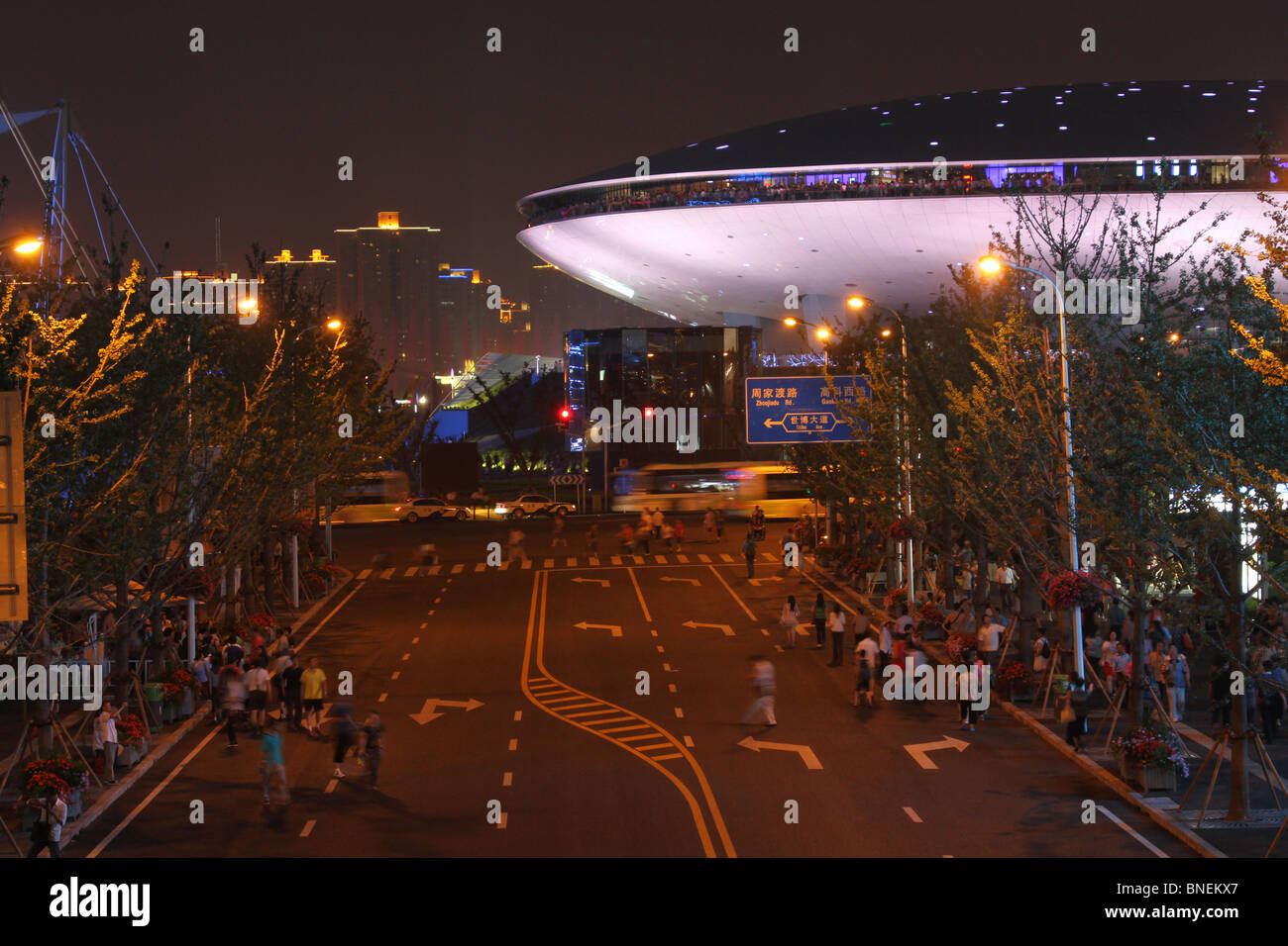 Expo Culture Center in der Nacht. UFO-förmige Gebäude. 2010 Shanghai World Expo Park, Pudong, Shanghai, China. Weltausstellung. Stockfoto