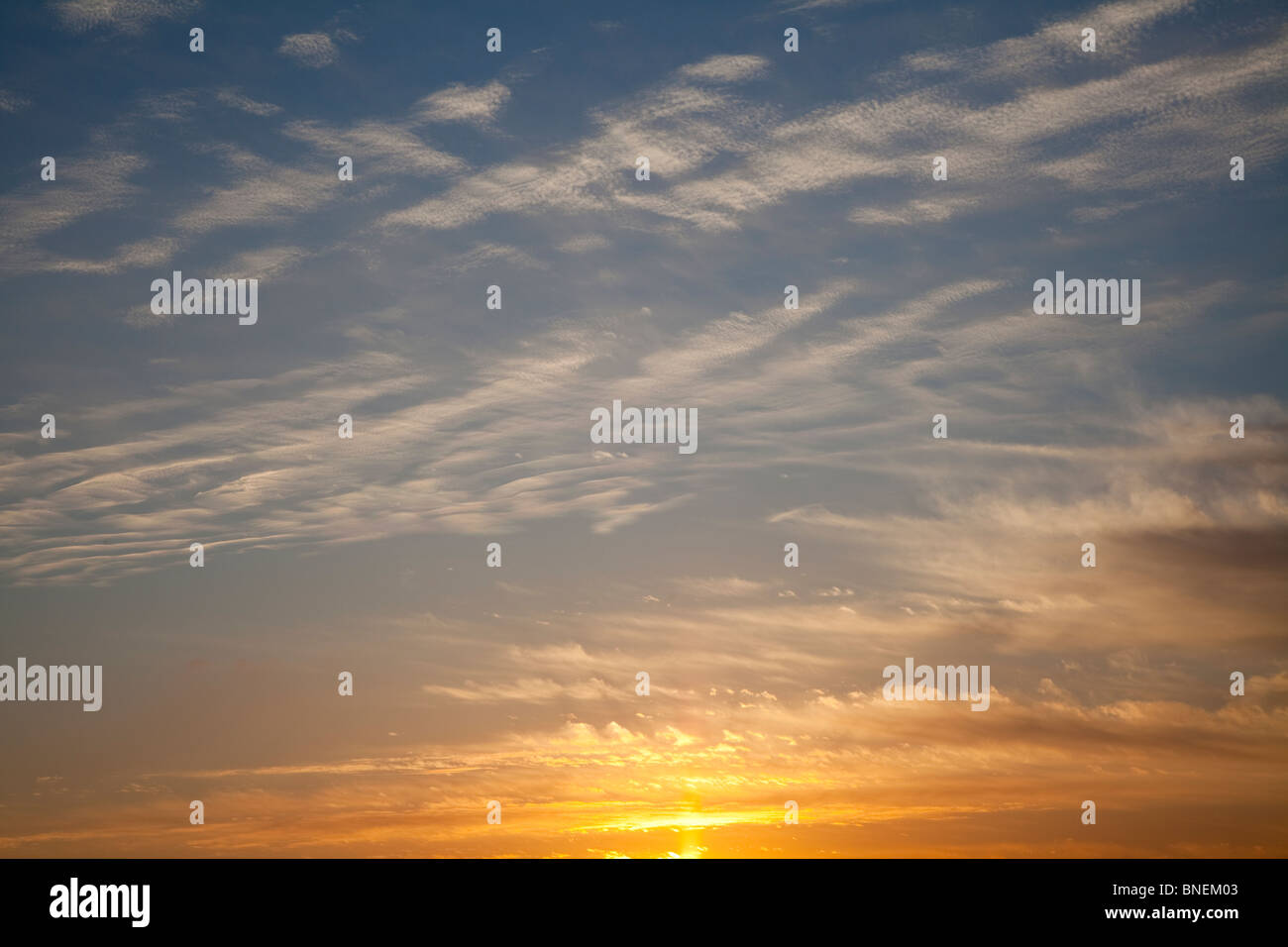 Wolken und Himmel spiegelt einen goldenen Sonnenuntergang Stockfoto