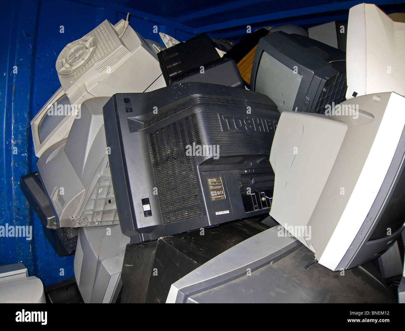 alte Fernseher im recycling Center, uk Stockfoto